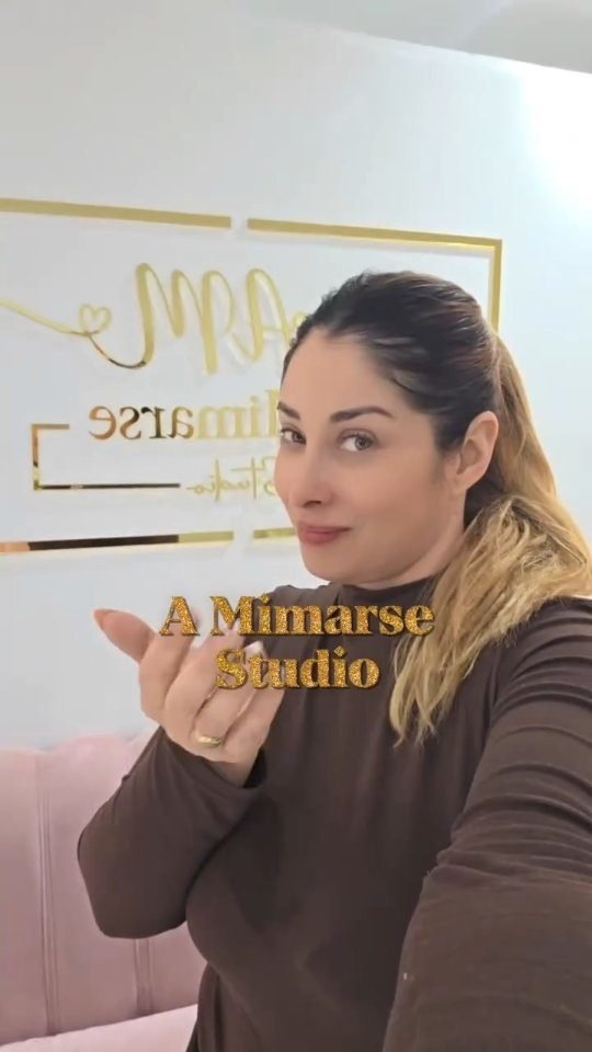 Profesional junto al logo del estudio