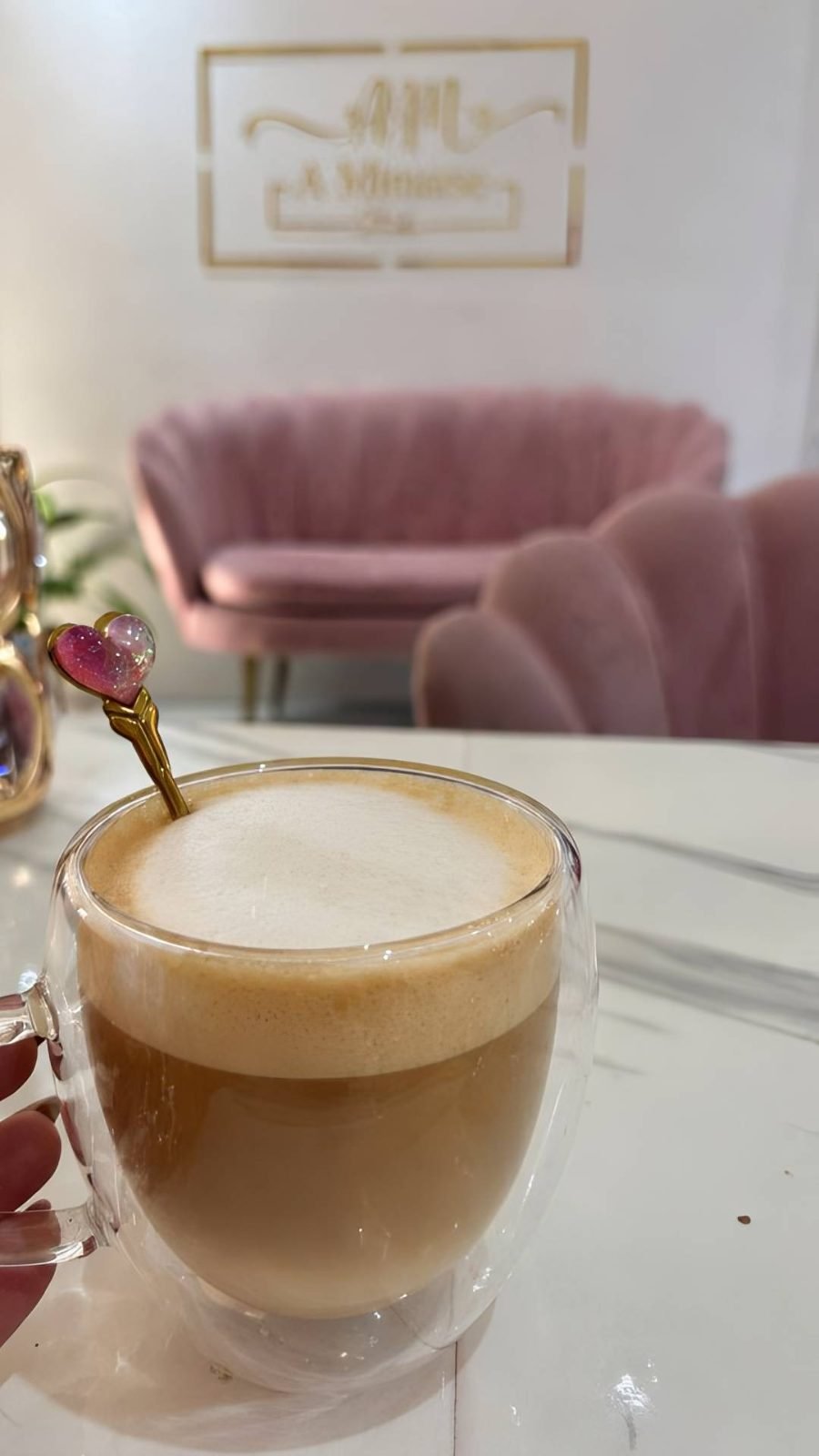 Café servido junto al sillón rosa del estudio