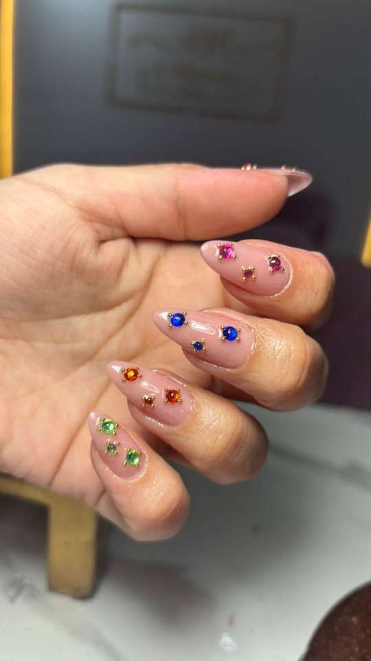 Uñas soft gel con strass de colores